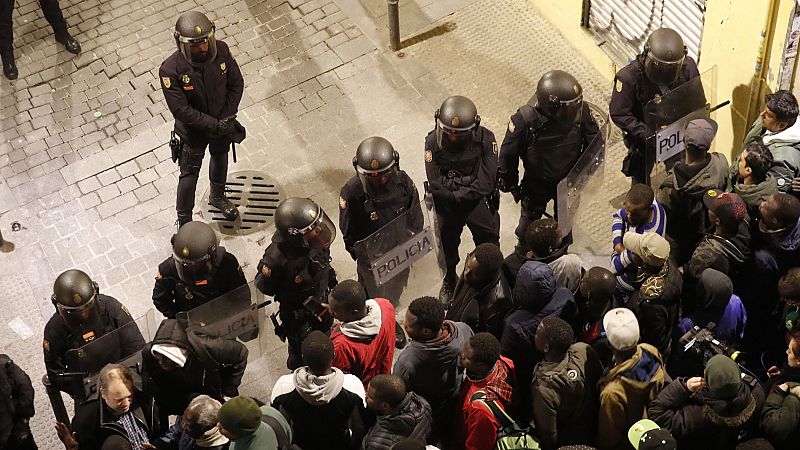 Libertad con cargos para los cuatro detenidos por los disturbios en Lavapiés tras la muerte de un mantero