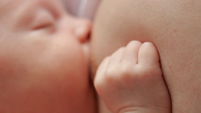 La leche materna reduce a la mitad enfermedades digestivas graves en bebés prematuros