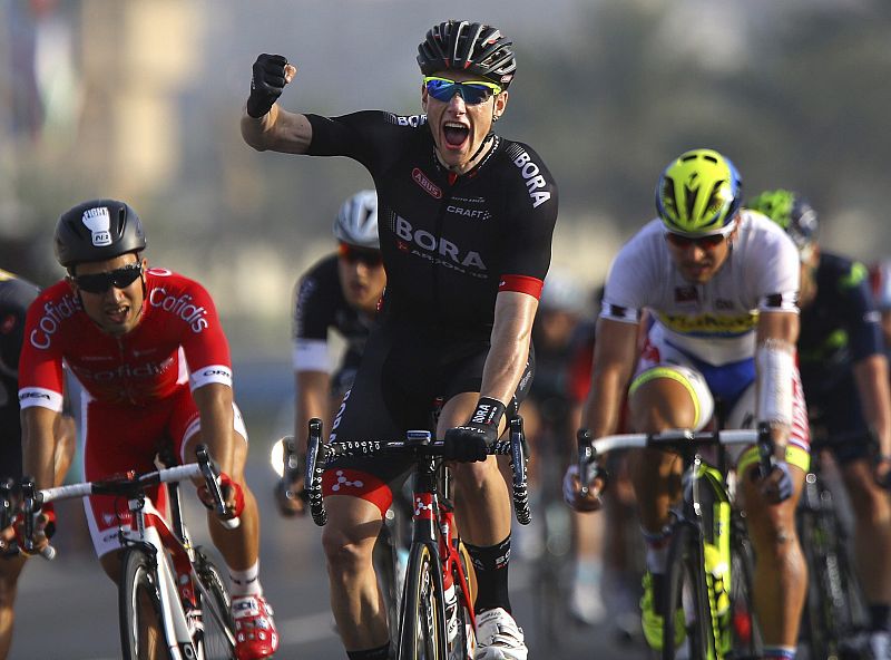 Sam Bennet gana al 'sprint' y se estrena en el Giro