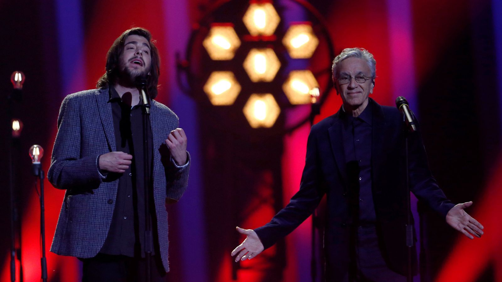 Eurovisión - Salvador Sobral canta "Amar pelos dois" con Caetano Veloso