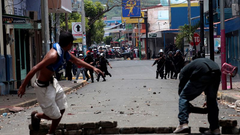 Aumentan los muertos y las protestas mutan en batallas urbanas en Nicaragua