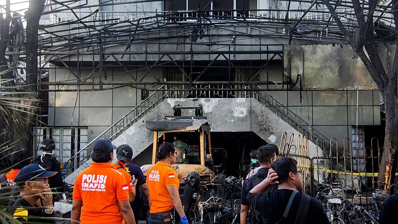 Una familia lanza tres ataques suicidas contra iglesias y mata a 13 personas en Indonesia