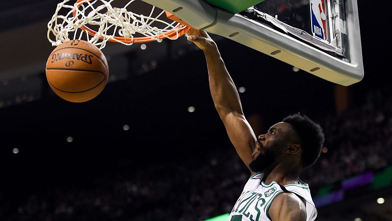 Brown lidera el ataque de los Celtics para ganar el segundo partido a los Cavaliers