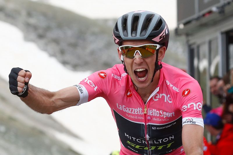 Simon Yates vuelve a ganar cuesta arriba y es más líder del Giro