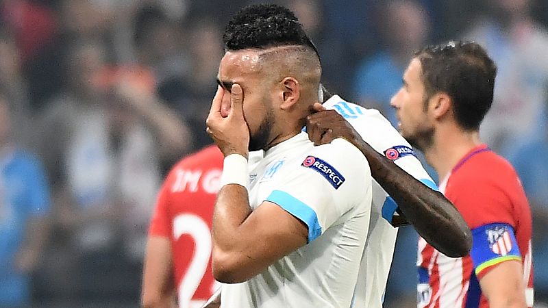 Las redes 'culpan' a Payet por tocar la copa antes de la final de la Europa League