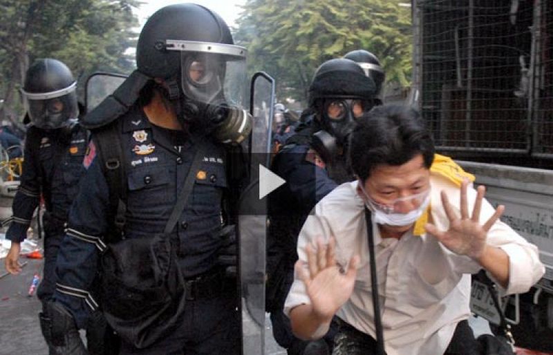 La Policía carga contra los manifestantes que bloqueaban la entrada del Parlamento de Tailandia