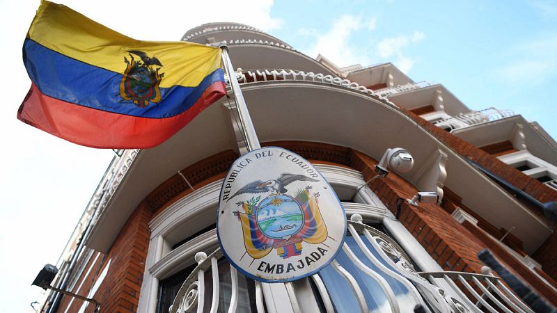 Ecuador retira la seguridad adicional de su embajada en Londres, donde está Julian Assange