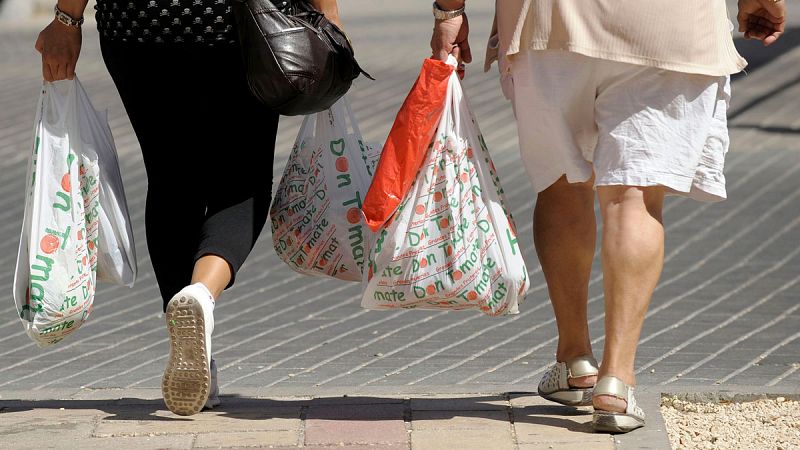 Los comercios cobrarán todas las bolsas de plástico a partir del 1 de julio