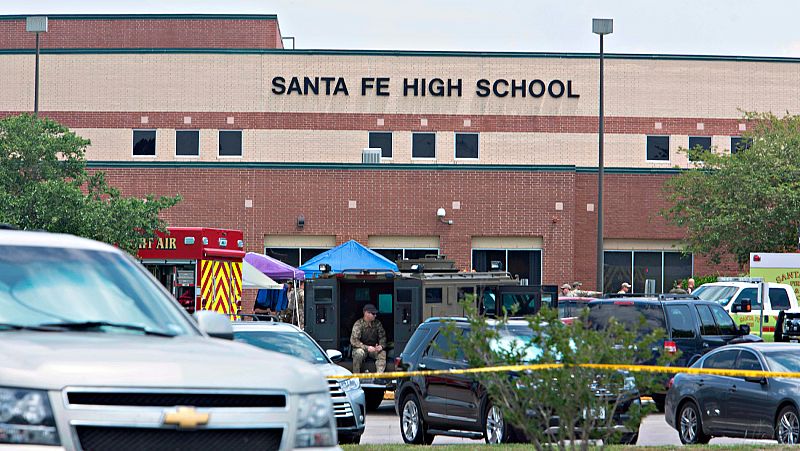 Un estudiante irrumpe armado en un instituto de Texas y mata a diez personas antes de entregarse