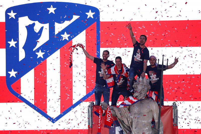 El Atlético se da un baño de masas en Neptuno