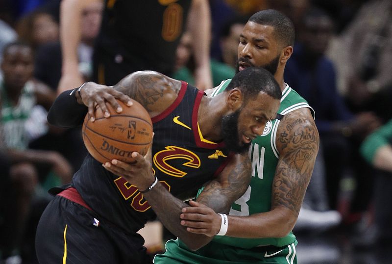 James y Cavaliers arrollan a Celtics y logran su primer triunfo