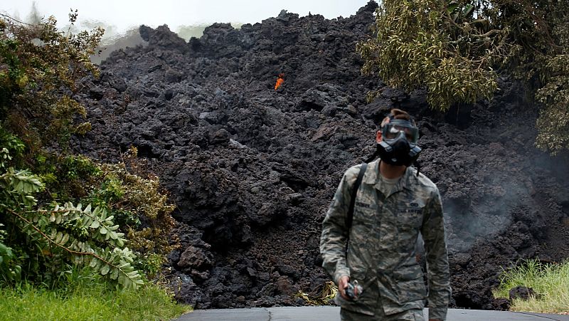 El volcán Kilauea amenaza a la población con la nube tóxica provocada por el contacto de la lava con el mar
