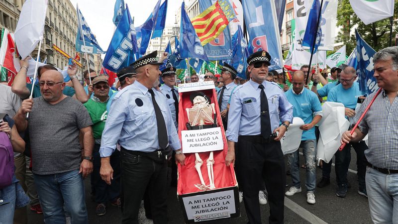 Miles de policías municipales exigen en Madrid que se apruebe ya la jubilación anticipada a los 59 años