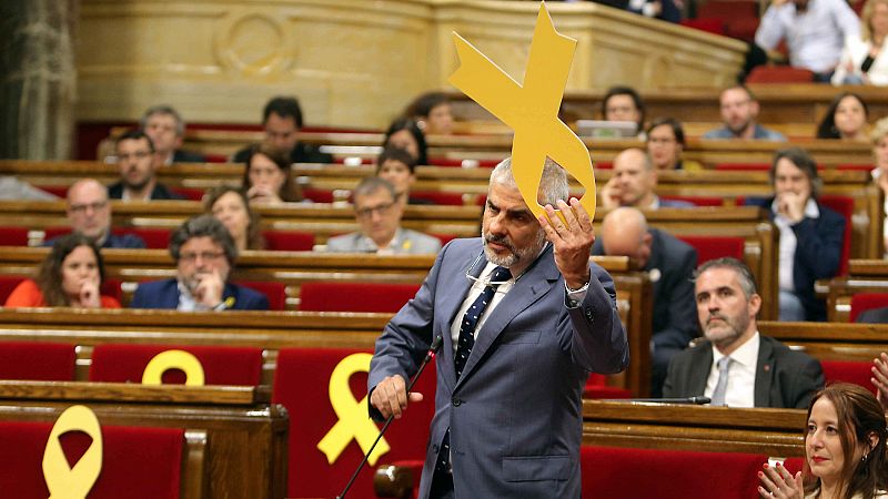 Un rifirrafe entre Torrent y Cs por un lazo amarillo termina con el pleno del Parlament suspendido