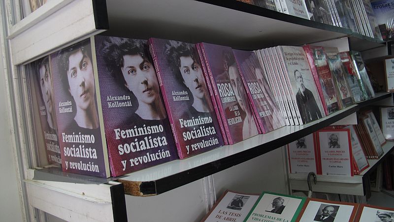 La Feria del Libro más feminista arranca con el temor de los libreros sobre su futuro en el Retiro