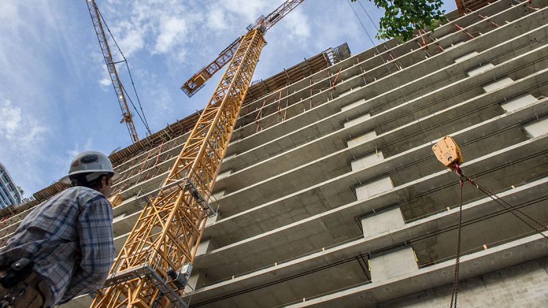 Un juez anula la venta de 3.000 viviendas públicas de Madrid a un fondo buitre