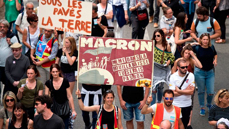 Decenas de miles de personas protestan en Francia contra la política liberal de Macron