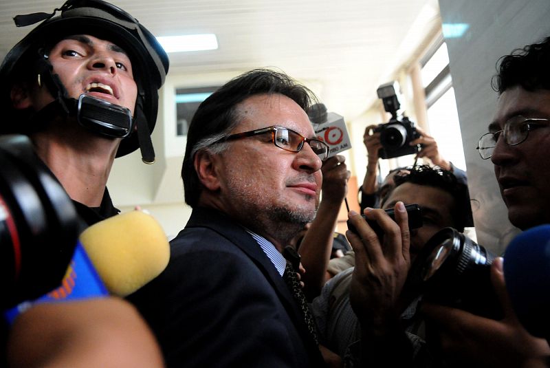 El ex presidente de Guatemala Portillo se entrega a la Justicia, que le otorga libertad condional