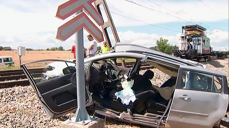 Tres muertos al ser arrollado por un tren el vehículo en el que viajaban en Guadalajara