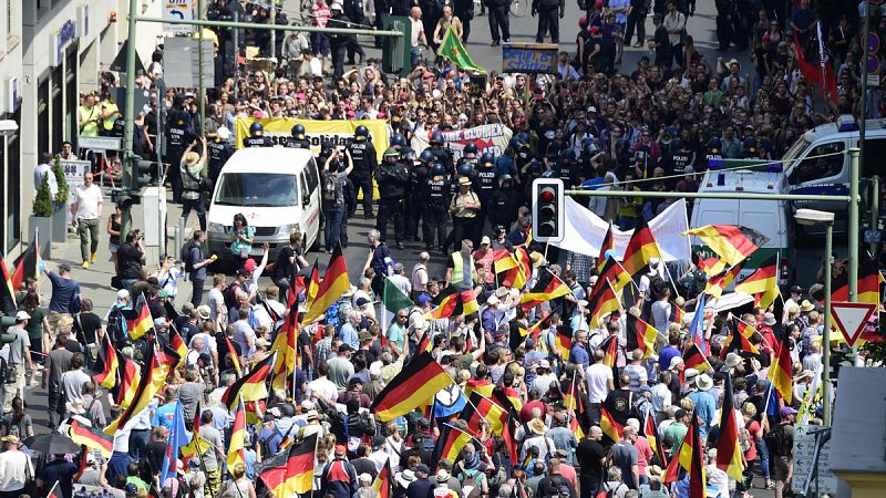 La ultraderechista 'Alternativa por Alemania' marcha por Berlín entre multitudinarias contraprotestas