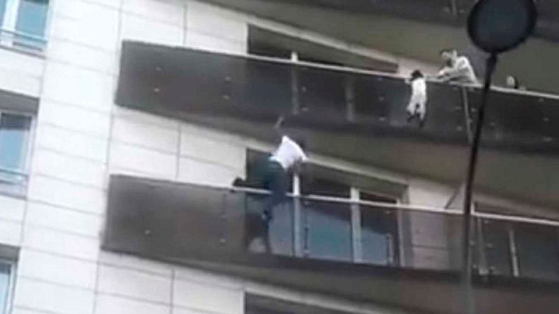 Francia reconoce la heroicidad de un inmigrante indocumentado que escaló un edificio para salvar a un niño