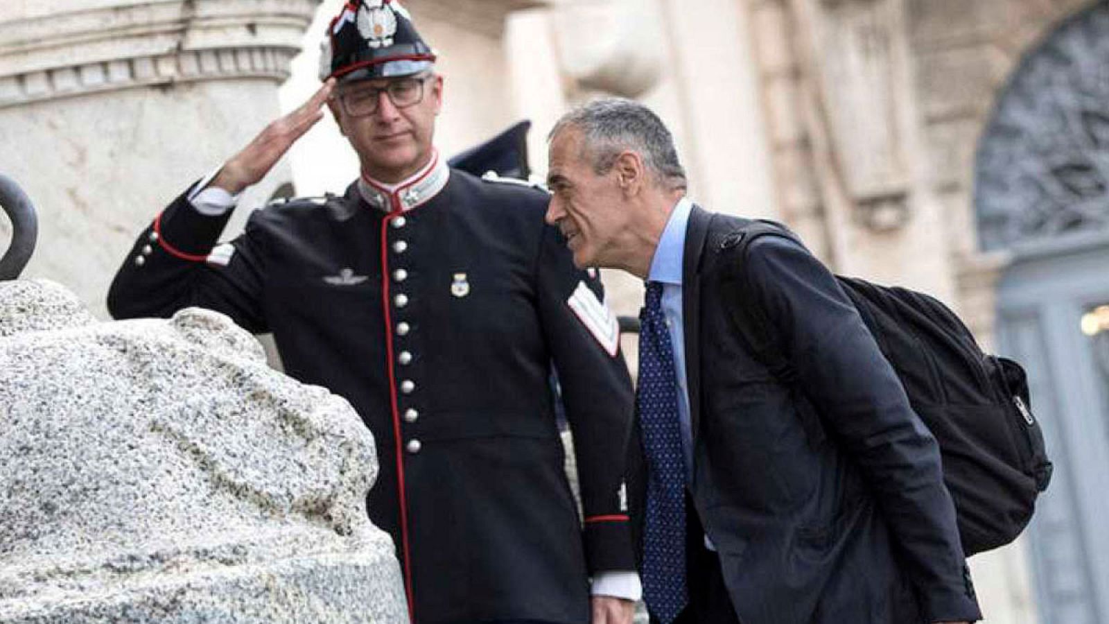 El presidente italiano encarga a Carlo Cottarelli la formación de un gobierno de transición a nuevas elecciones