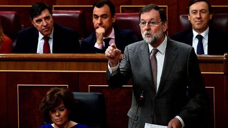 Rajoy no dimitirá porque el PP "no está condenado" y acusa al PSOE de "chantajear" a todos los grupos