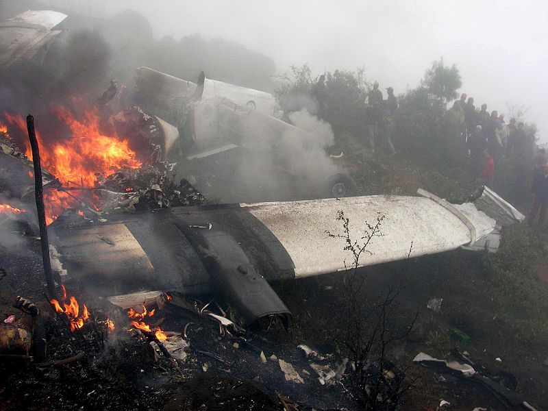 Mueren al menos 18 personas en un accidente de avión cerca del Everest, en Nepal
