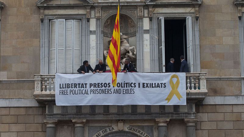 Torra ordena desplegar una pancarta en la Generalitat a favor de los políticos presos y huidos
