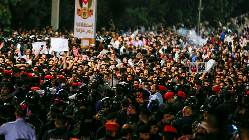 Tercera noche de protestas en Jordania contra la reforma tributaria aprobada por el Gobierno del país