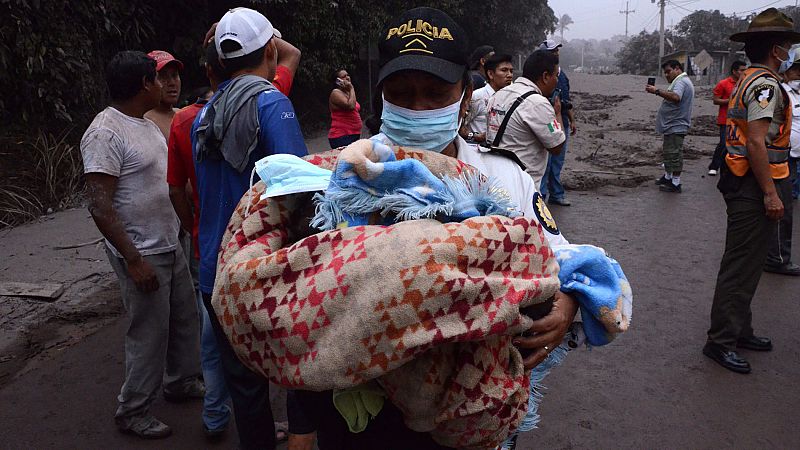 Al menos 25 muertos y 20 heridos por la violenta erupción del volcán 'Fuego' en Guatemala