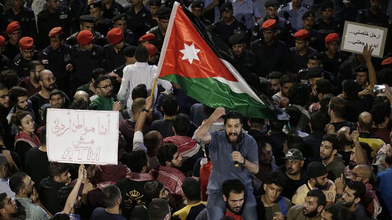 Dimite el primer ministro de Jordania presionado por las protestas contra su reforma tributaria