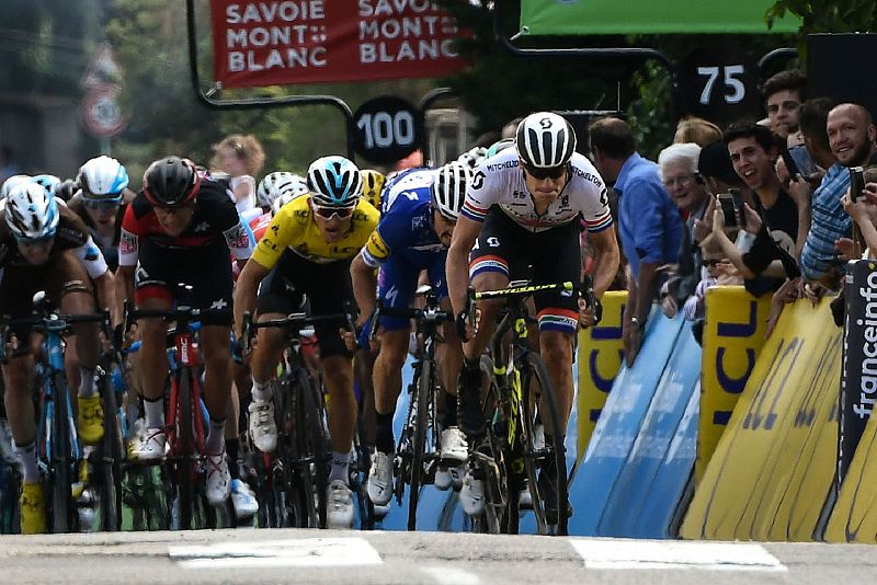 Impey gana al sprint y Kwiatkowski mantiene el liderato en la Dauphiné