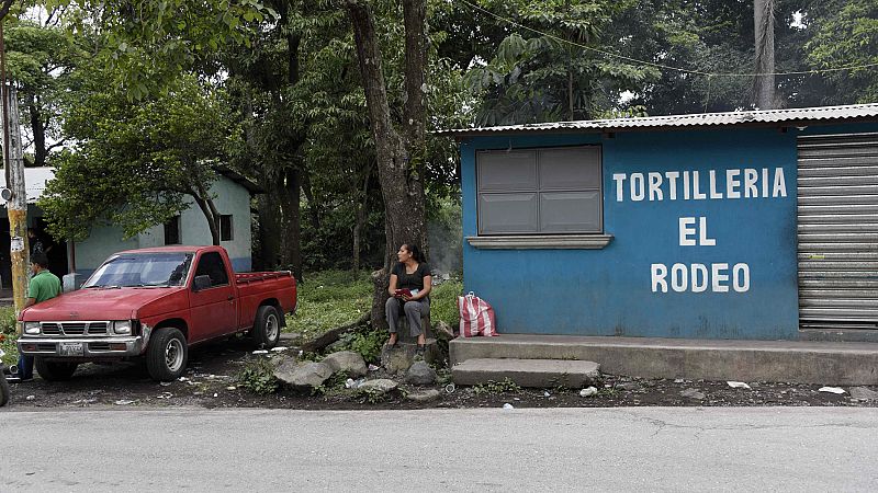 Guatemala intensifica la búsqueda de los desaparecidos por el volcán de Fuego con el riesgo de avalanchas