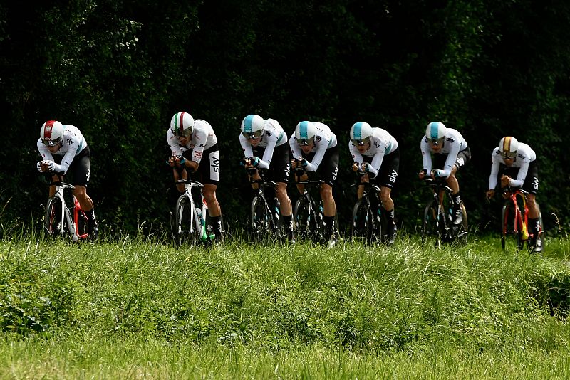 Sky arrasa en la contrarreloj por equipos y Kwiatkowski recupera liderato
