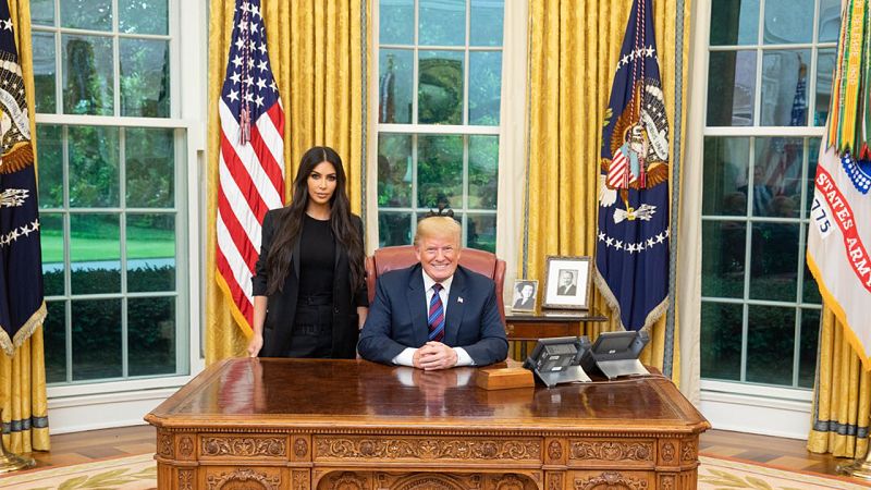 Trump atiende la petición de Kim Kardashian e indulta a una bisabuela condenada por narcotráfico