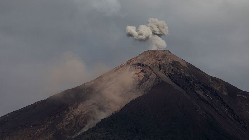 Elevan a 99 los muertos y a 197 los desaparecidos por el volcán de Fuego en Guatemala