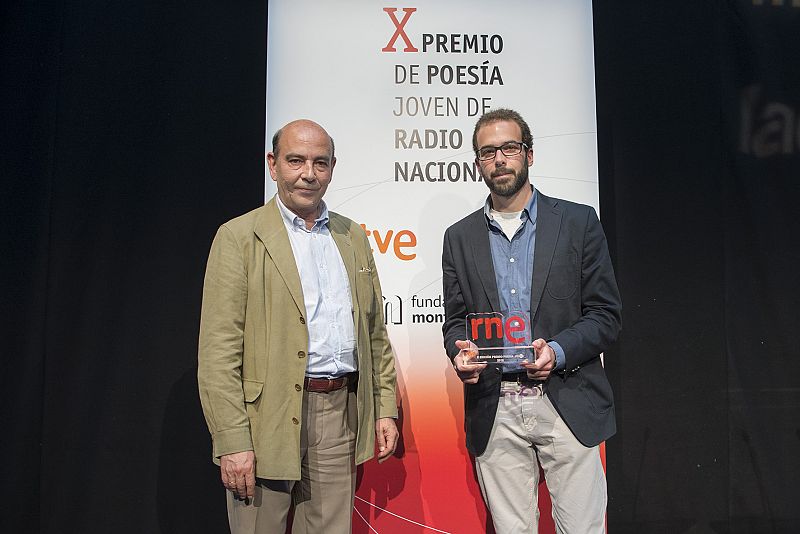 Sergio Navarro Ramírez recoge el Premio de Poesía Joven RNE en el décimo aniversario del certamen
