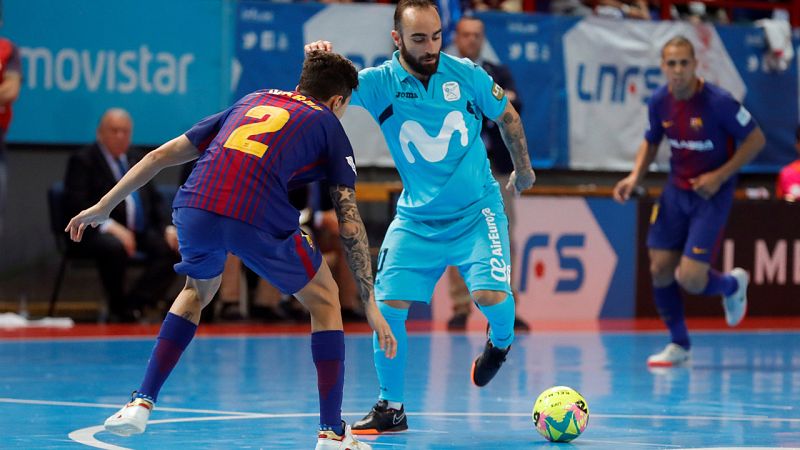 Inter suda para adelantarse en la final