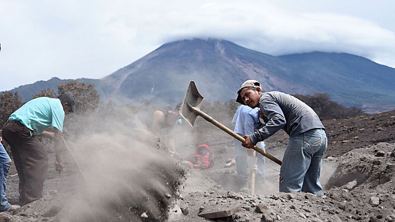 Guatemala pide ayuda internacional tras la erupción volcánica que deja al menos 109 muertos
