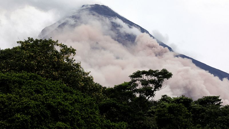 Guatemala ordena otra evacuación tras una nueva actividad del volcán de Fuego
