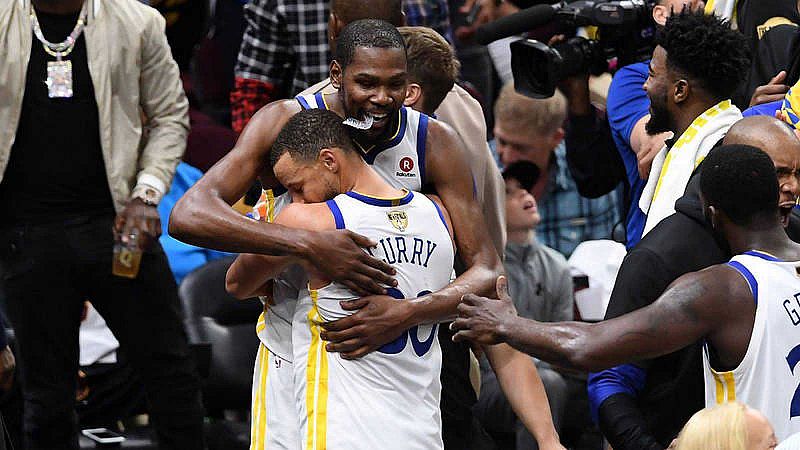 Los Warriors barren a los Cavaliers y revalidan su título de campeones de la NBA