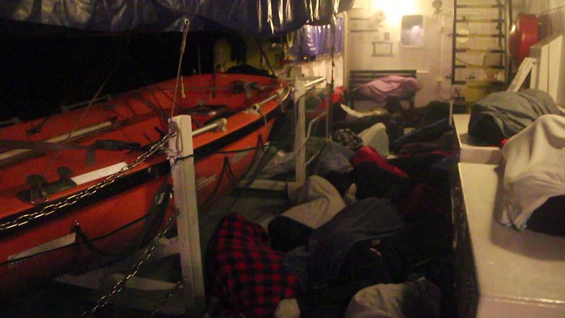 A bordo del Aquarius, el barco sin puerto con 600 migrantes: "Nos salvaron en el último momento, estábamos flotando en el agua"