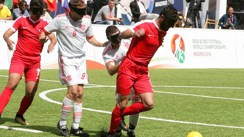 España cae ante Turquía (0-1) y deja el primer puesto de grupo en el aire