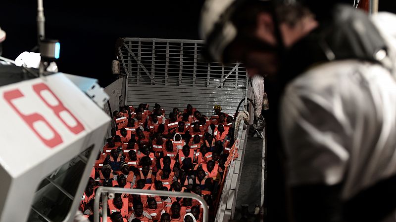 El Aquarius ve imposible llegar a España y pide el "desembarco inmediato": "Un viaje de tres días es inseguro"