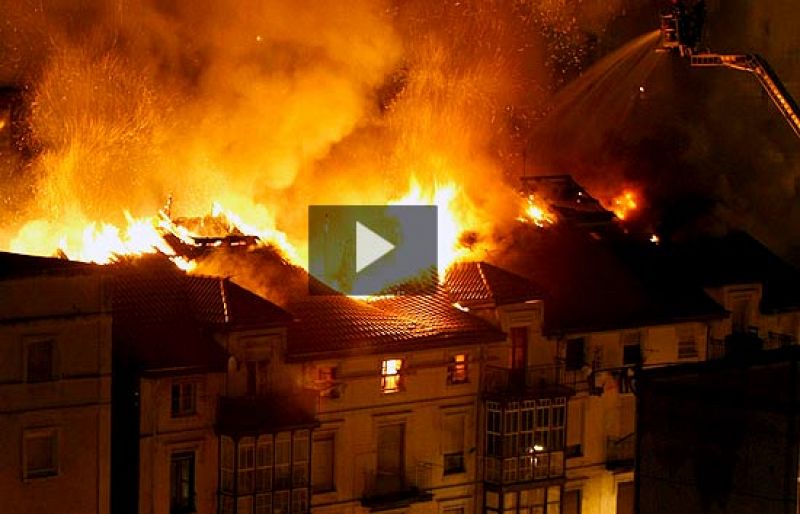Un incendio destruye la planta superior de los edificios afectado por una explosión de gas en Santander