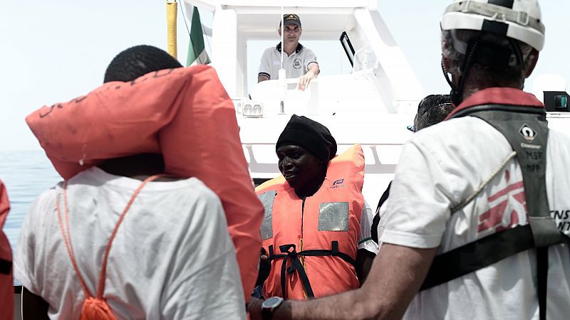 Los migrantes del Aquarius ponen rumbo a Valencia en tres barcos