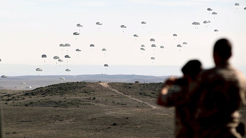 Un ejercicio de maniobras en Zaragoza termina con 13 paracaidistas heridos