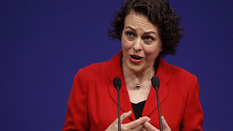 La ministra de Migraciones prioriza la acogida y es prudente sobre el estatus de los rescatados del Aquarius