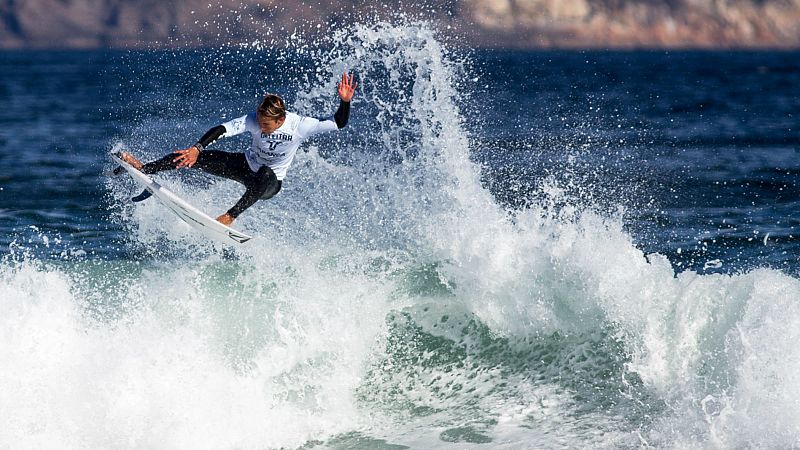 Yael Pea y Sara Urresti triunfan en el II Open de surf Esteiro